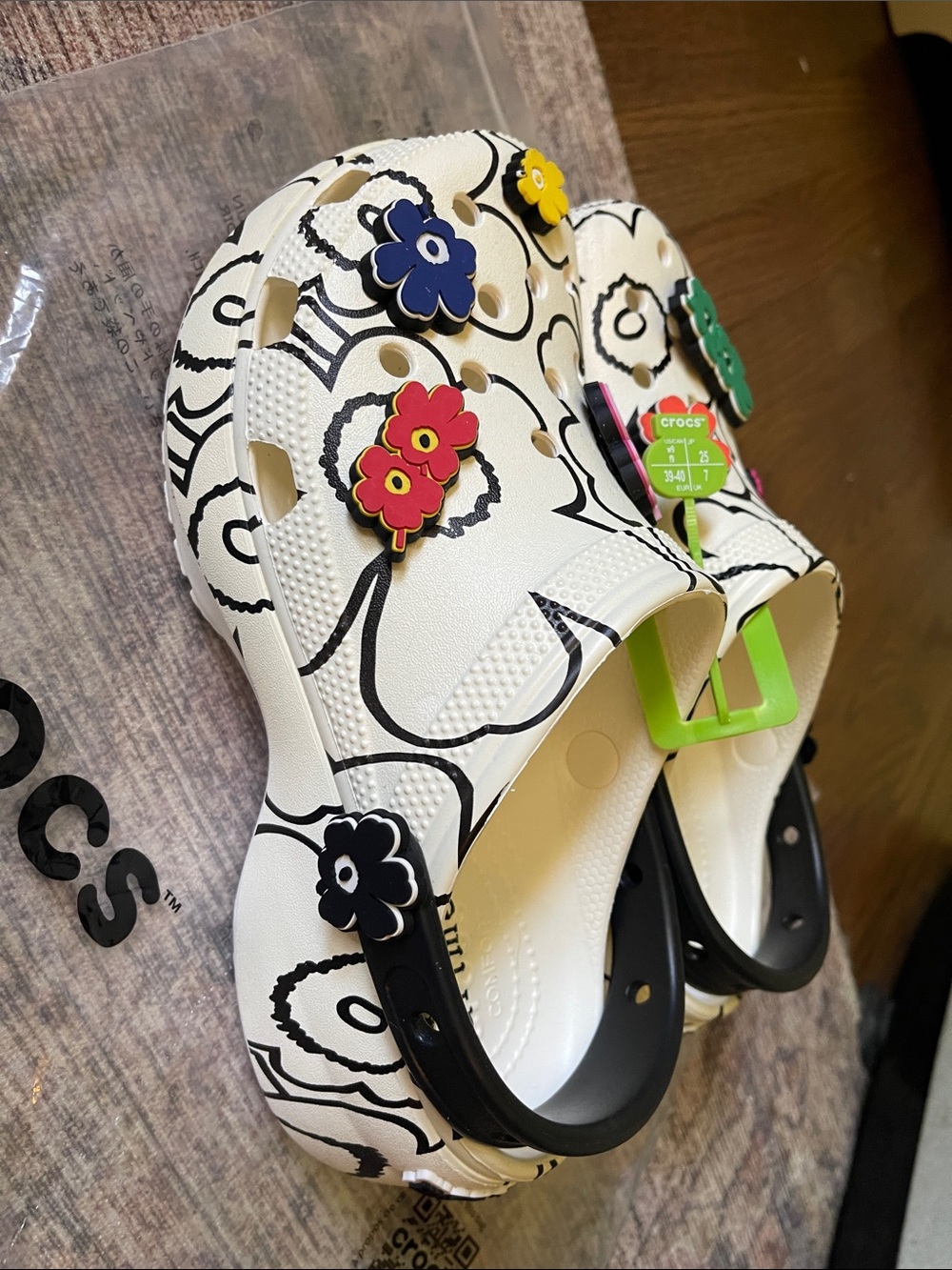 CROCS Marimekko White Clogs with Multicolor Floral Accents NWT - Picture 4 of 7